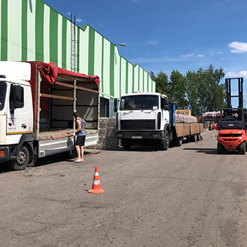 Перегрузка груза в другой автомобиль в Москве