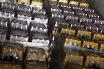 Выгрузили и перебрали коробки со стеклянными бутылками на складе Партнер