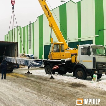  Фотография выгрузки оборудования для сварки металла из контейнера с помощью крана 