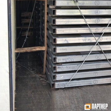  Фотография крепления листового металла в контейнере закрытого типа 