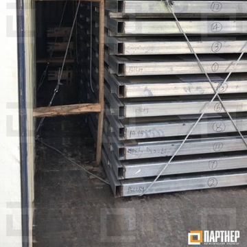  Фотография крепления листового металла в контейнере закрытого типа 