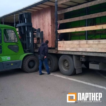  Фотография боковой загрузки негабаритного токарного станка в ящике в тентованную фуру 