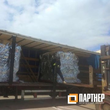  Фотография боковой загрузки токарных станков в тентованную фуру 