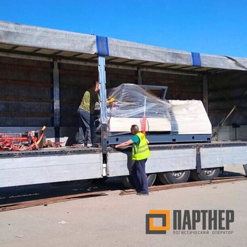  Фотография крепления токарного станка с помощью строп в фуре после боковой загрузки 