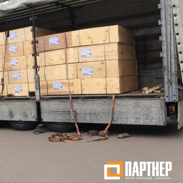  Фотография крепления ящиков с фанерой в фуре на площадке 