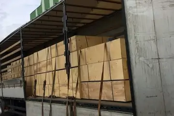 Боковая перегрузка ящиков с фанерой на складе Партнер